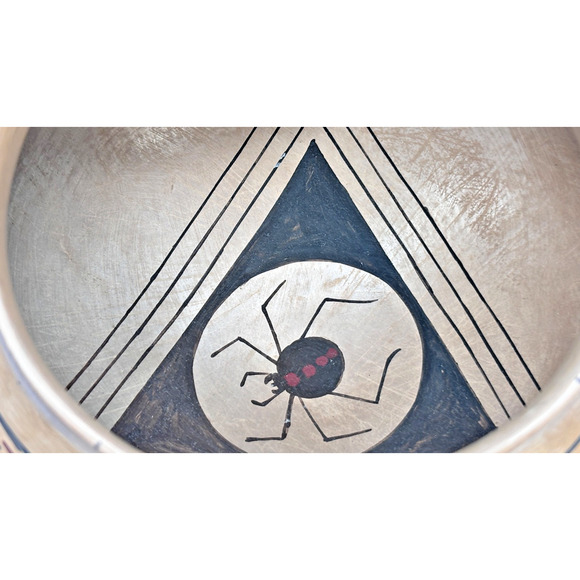 Emeterio Ortiz R, Signed Pottery Mata Ortiz, Black Scarab Beetle Design interior - Picture 2 of 15